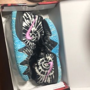 Kyrie 4 all star sz 7 8/10 condion